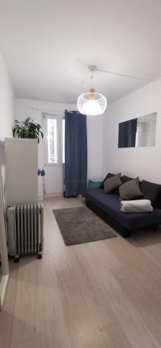 ein Wohnzimmer mit einem blauen Bett und einem Heizkörper in der Unterkunft Casa Eguino Pet-Friendly in San Sebastián