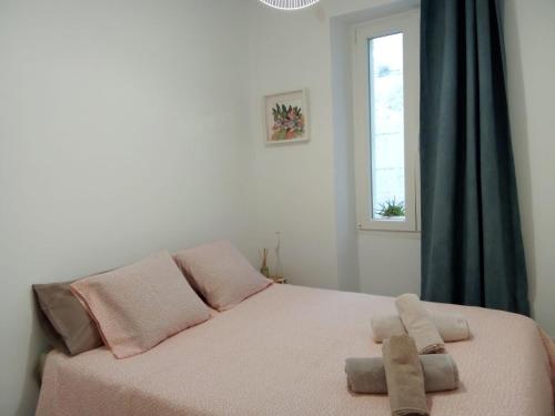 ein Schlafzimmer mit einem Bett mit zwei Handtüchern darauf in der Unterkunft Casa Eguino Pet-Friendly in San Sebastián