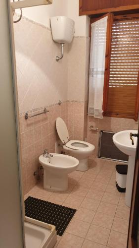 a bathroom with a toilet and a sink at Bingo 1 completo in Alghero