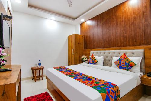 Säng eller sängar i ett rum på Hotel Belwod INN Near Delhi International Airport