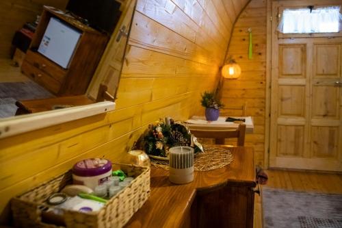 a room with a table in a wooden cabin at STD SRCE KAMENE GORE in Kamena Gora