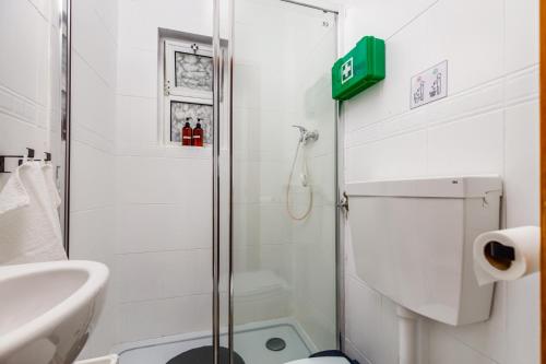 MADA HOUSE's في سيسيمبرا: حمام مع دش ومرحاض ومغسلة