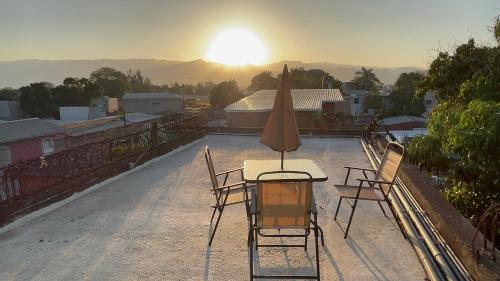 a table and chairs sitting on top of a roof at Caco Historico Afrodita in Comayagua