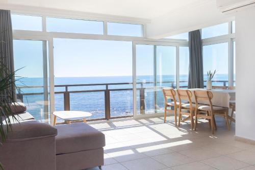 ein Wohnzimmer mit Blick auf das Meer in der Unterkunft MAR Suites OnlyMalaga in Benalmádena