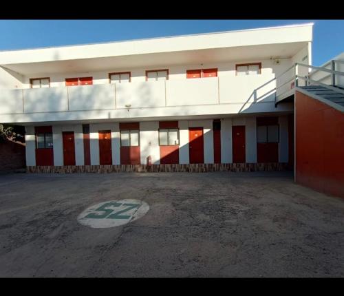 un edificio con strisce rosse e bianche sopra di Hotel Santa Emilia Salamanca a Salamanca