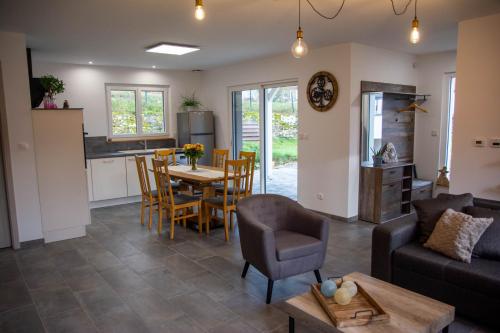 un salon avec un canapé et une table dans l'établissement Gîte la Mailloche, à Meisenthal