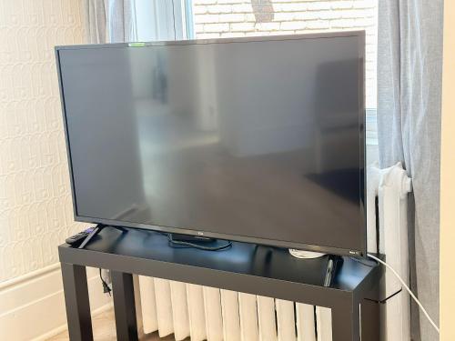 Een TV en/of entertainmentcenter bij Stunning 3 BedR ~ 2min Walk to Metro Villa Maria
