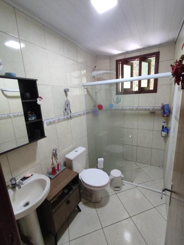 W łazience znajduje się toaleta, umywalka i prysznic. w obiekcie Quarto Felicidade Cabeçudas w mieście Itajaí