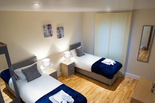 En eller flere senge i et værelse på x2 suites x2 bedroom with free parking & wifi
