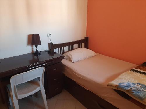 a bedroom with a desk with a bed and a chair at Charmant appartement à louer à meknès in Meknès