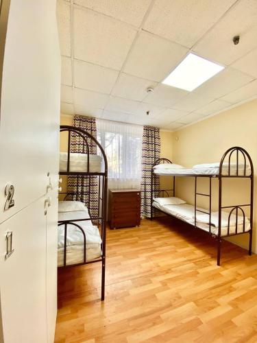 Ένα ή περισσότερα κρεβάτια σε δωμάτιο στο Alma-Ata Hostel