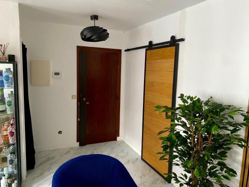 une chambre avec une porte en bois et une plante dans l'établissement Appartement rénové et aux portes de Paris !, à Nanterre