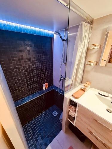 une salle de bain avec une douche, des toilettes et un lavabo dans l'établissement Plein cœur de Paris : Charmant Duplex à Bastille, à Paris