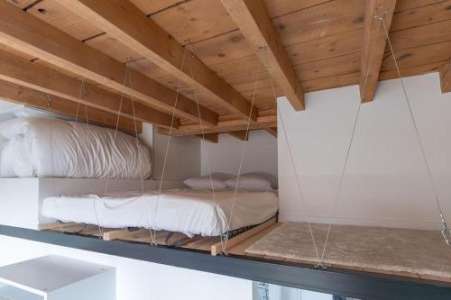 2 literas en una habitación con techos de madera en Cabana & Studio Duplex Parilly - Métro 5 minutes, en Bron
