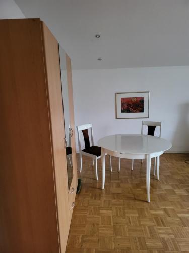 Una televisión o centro de entretenimiento en Taunus Wohnen und Arbeiten in Friedrichsdorf