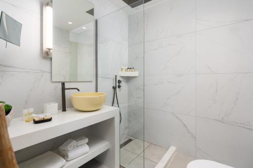 Ένα μπάνιο στο Santorini Hillside Suites & Villas