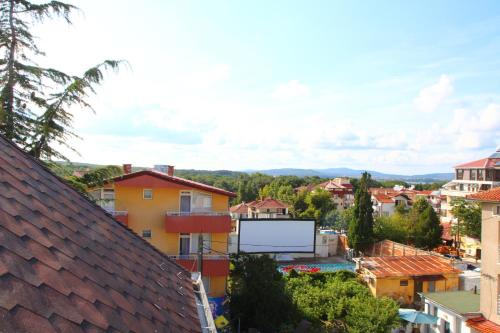 Blick auf eine Stadt mit einem großen Bildschirm in der Unterkunft Villa Elmar in Kiten