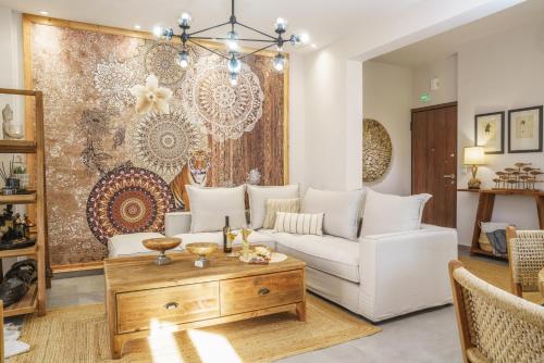 uma sala de estar com um sofá branco e uma mesa em MOENIA LUXURY APARTMENT em Iráclio