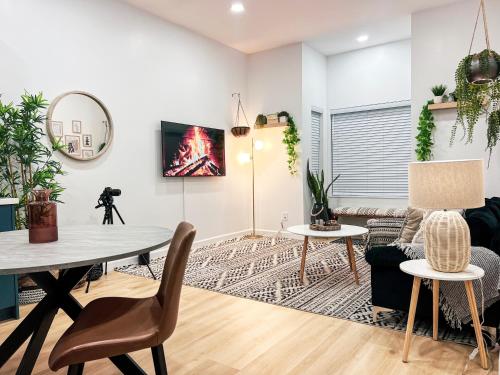 a living room with a table and chairs at Modern 3BR Oasis Free Parking in Oakland