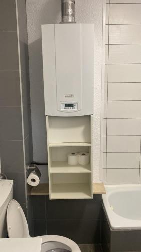 a small bathroom with a toilet and a cupboard at Villa Minden in Minden