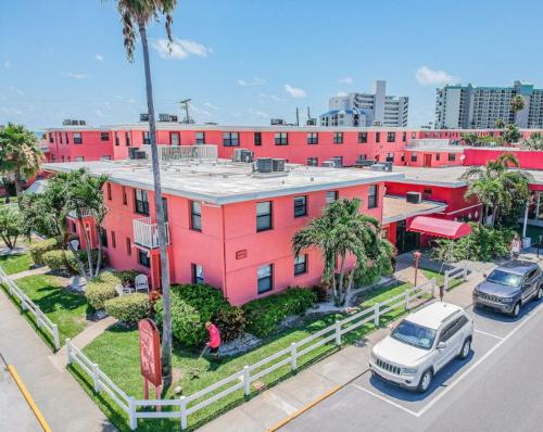 Foto St. Pete Beachis asuva majutusasutuse Gorgeous Beach view balcony with heated pool galeriist