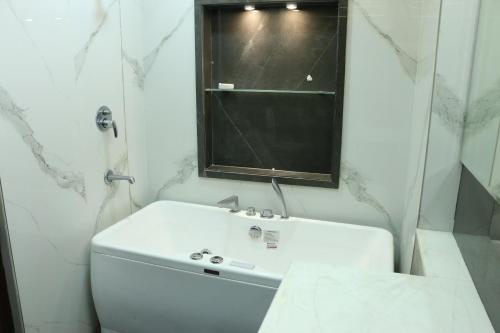 Un baño de luxurious 3bhk with jacuzzi smart TV and terrace Airport view