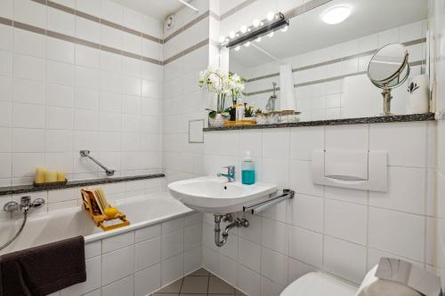 ein weißes Bad mit einem Waschbecken und einem WC in der Unterkunft Comfort Apartment - bis 4 Pers - Neunkirchen City - Parkplatz - Garage - WiFi - Bad - Balkon in Neunkirchen