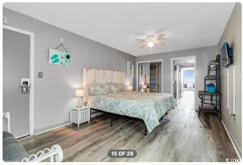 1 dormitorio con 1 cama y ventilador de techo en Palms Resort, en Myrtle Beach