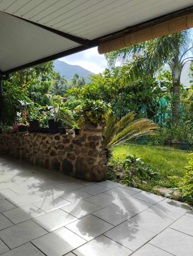 Un jardín fuera de Tema'e Beach House