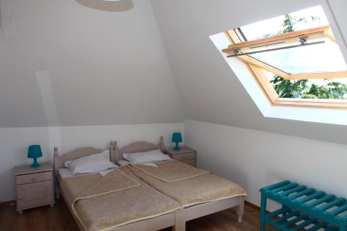 Schlafzimmer mit einem Bett und einem Fenster in der Unterkunft Villa Elmar in Kiten