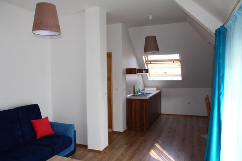 ein Wohnzimmer mit einem blauen Sofa und einem Waschbecken in der Unterkunft Villa Elmar in Kiten