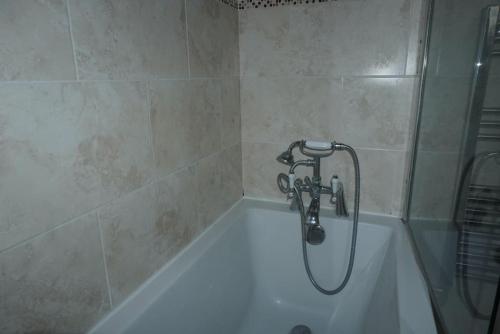 eine Dusche im Bad mit Badewanne in der Unterkunft Comfy home in Newport in Newport