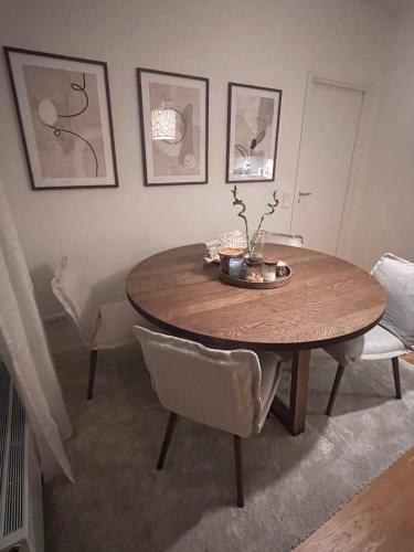 een eetkamer met een houten tafel en stoelen bij Hyllie Alle in Malmö