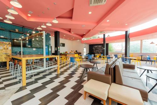 un restaurante con mesas y sillas y un bar en ibis Styles Bauru, en Bauru