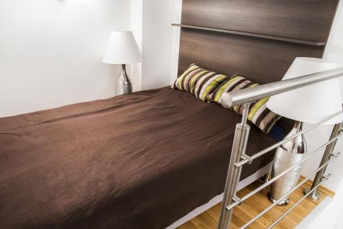 ブダペストにあるMomento Budapestのベッドルーム1室(木製ヘッドボード付きのベッド1台付)