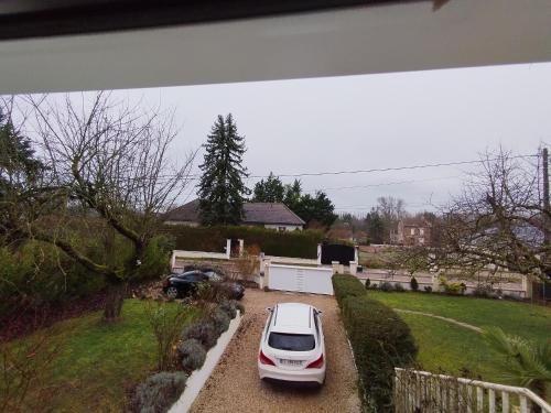a car parked in the driveway of a house at Chambre chez l'habitant avec Sdb et WC privatifs in Marnay-sur-Seine