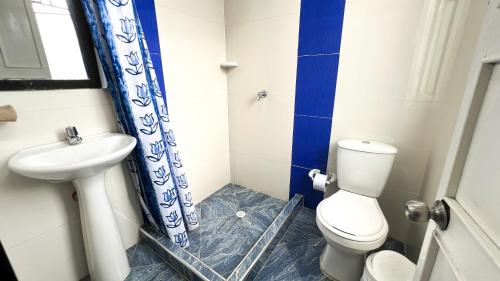 a small bathroom with a toilet and a sink at Acogedor apartamento esquinero, a una cuadra del parque principal in Líbano