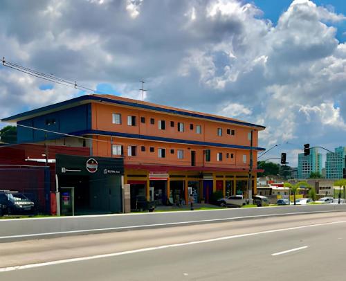 ein Gebäude an der Seite einer Straße mit einer Straße in der Unterkunft Hotel Pinheiros in São Paulo