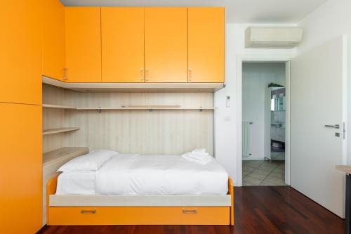 1 dormitorio con armarios de color naranja y 1 cama en Casa Pibe de oro Bologna Fiera en Bolonia