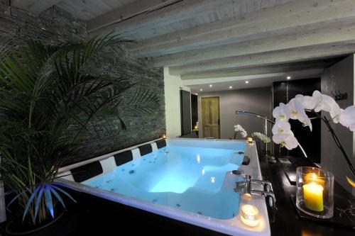 Habitación con baño con bañera azul. en Le Saint Barnabe & Spa - near Guebwiller en Buhl