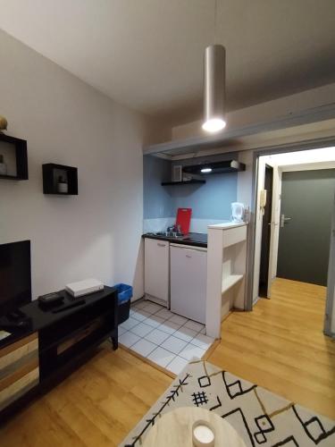 Cette chambre dispose d'une cuisine avec une table et un comptoir. dans l'établissement petit coin charmant de Toulouse, à Toulouse