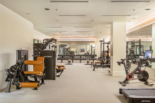 Hotel Bardo Savannahにあるフィットネスセンターまたはフィットネス設備