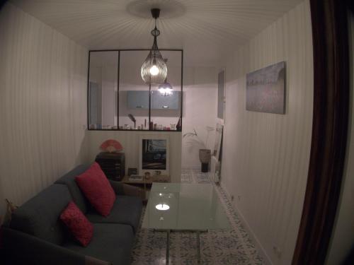 un salon avec un canapé et une table dans l'établissement Beauty of Paris, à Paris