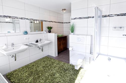 Koupelna v ubytování Exklusives Penthouse mit Dachterrasse, hochwertig ausgestatteter Küche mit Dampfgarer, inklusive 2 Stellplätze und Fahrradgarage