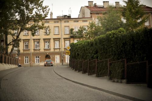 a car driving down a street in front of a building at Noclegi na Wzgórzu Zamkowym in Przemyśl
