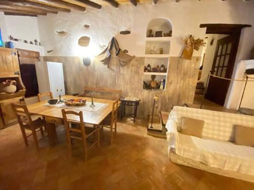 Curvatos的住宿－Serra do Caldeirao Villa with Pool，客厅配有桌子和沙发