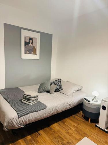 Cette chambre dispose d'un lit avec une photo murale. dans l'établissement Paris flat,Place d la République, à Paris