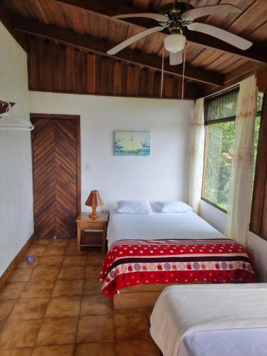 Postel nebo postele na pokoji v ubytování Hotel La Rana de Arenal