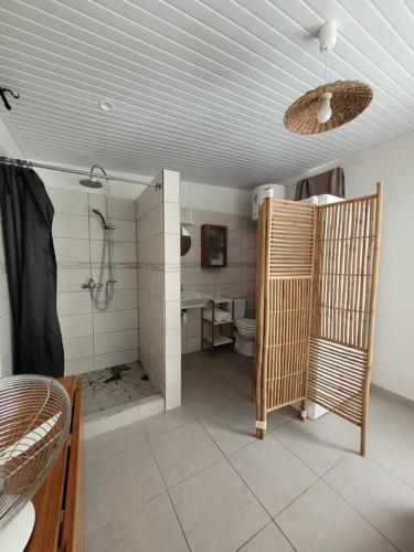 uma casa de banho com um chuveiro e um WC. em Tropical urban em Schœlcher