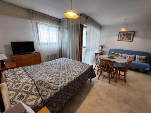 une chambre avec un lit et une table avec des chaises dans l'établissement Résidence Le Chateau Durieux 1 - Studio spacieux en plein centre ! MAE-7364, à Aix-les-Bains